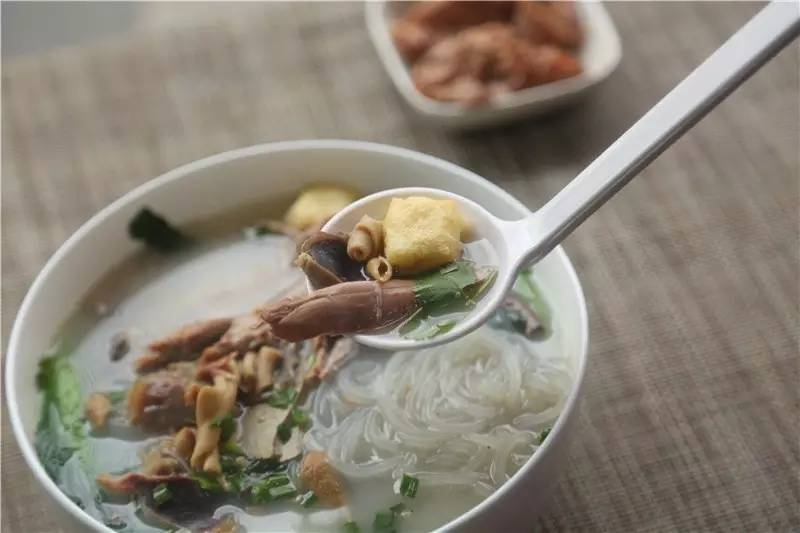 来一碗热乎乎的老鸭粉丝汤,最好吃的老鸭粉丝汤