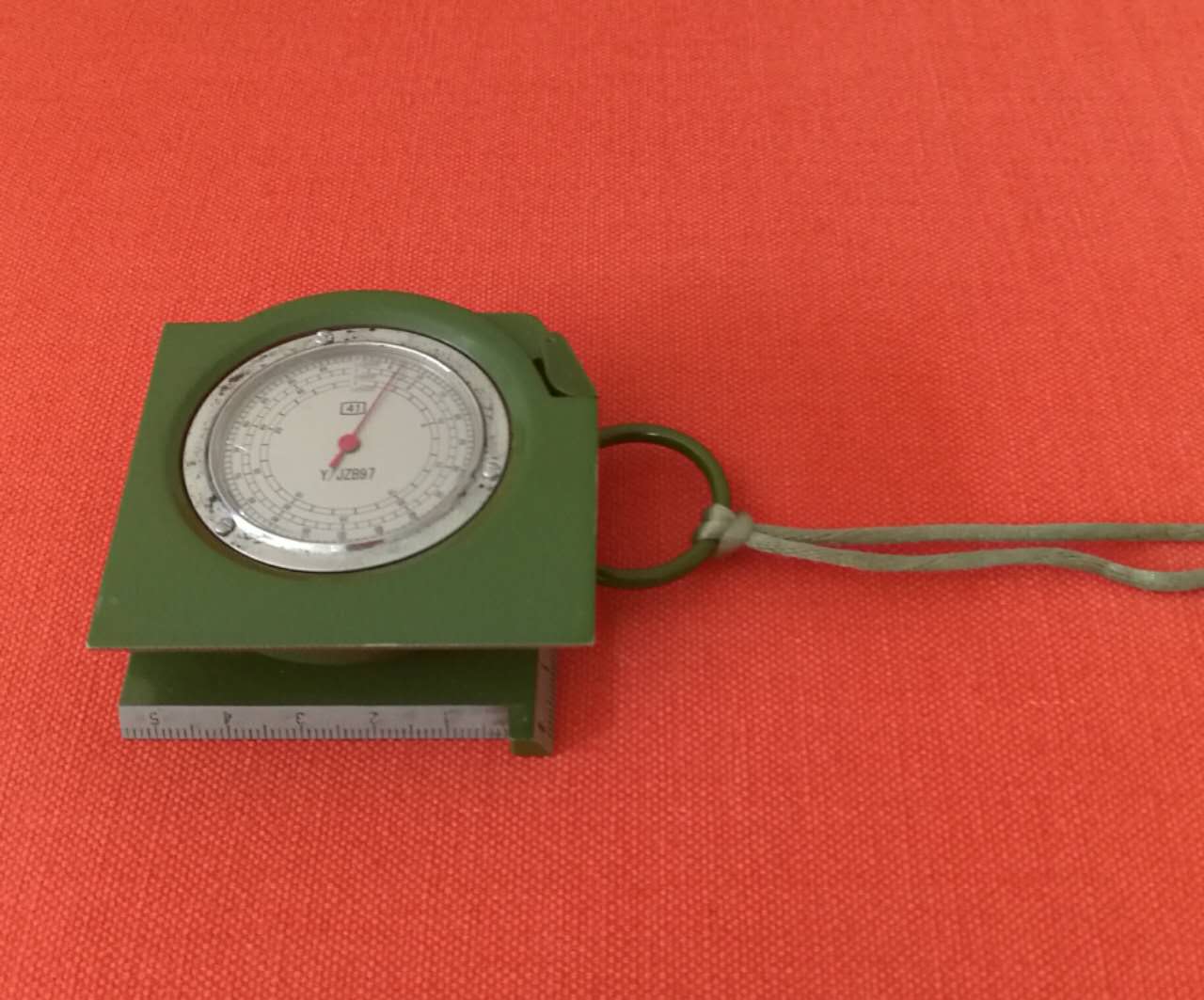 从军品店搞个指北针，学会咋用，咱们就可以玩解放军的按图行进了