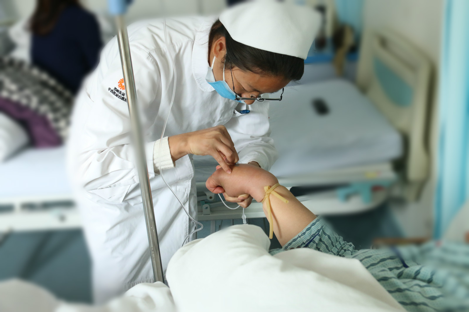 感受医护人员的艰辛与不易,体验到一线白衣天使的辛苦