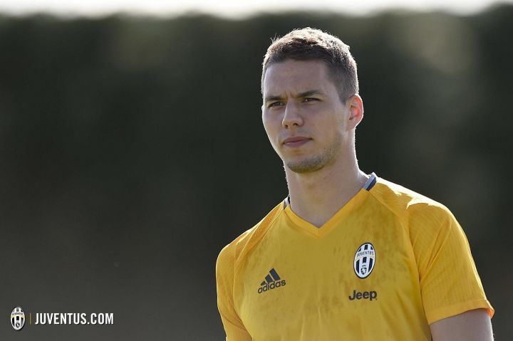 今日早报每天更新的简短新闻简报,早报最新发布消息