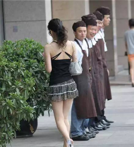 兄弟你穿衣服倒是长点心，这到底是几个意思