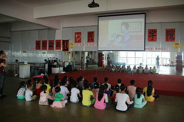 “三爱文化”是学院非常重视的教育方向《爱国爱家爱自己》