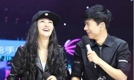 秀恩爱方式千千万！而只有一种爱叫有谢娜的地方就没有张杰的正脸