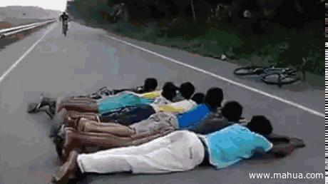 兄弟你穿衣服倒是长点心，这到底是几个意思