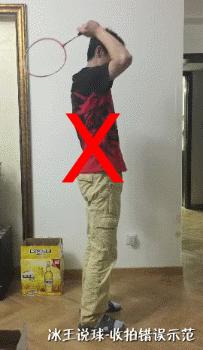 羽毛球杀球过程中挥拍是放松的吗,羽毛球如何挥拍不伤手腕与肘关节