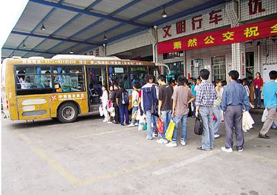 只因一个座位?庄里年轻母亲掀翻餐盘,洒老人一身牛奶,合适吗?