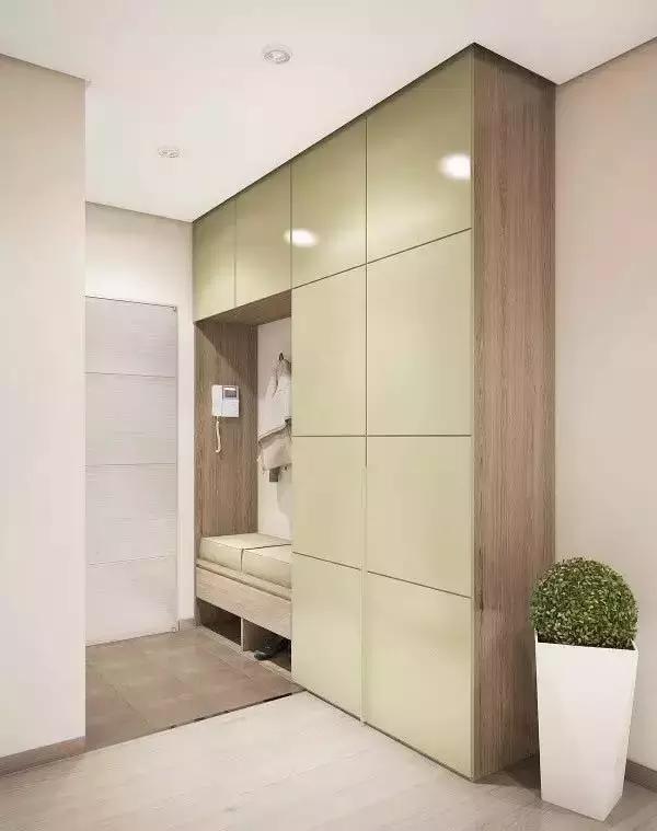 换鞋在门外好还是在玄关里好,入户玄关坐着换鞋对着门是否好