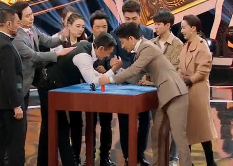 王牌对王牌张丰毅劈叉,张丰毅真正男子汉倒立俯卧撑