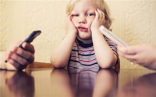 请放下手中的手机给孩子们,请放下手机别让它耽误了孩子一生