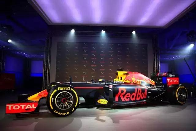 你们都是来看赛车，我来看的是会移动的几个亿！