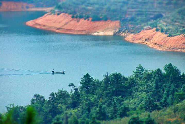 太壮观!清远这个群山萦绕的天湖惊现百米大瀑布,你竟然不知道?