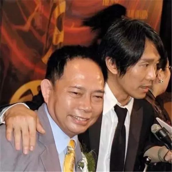 星爷金刚腿和铁头功,还记得功夫巨星李小龙吗