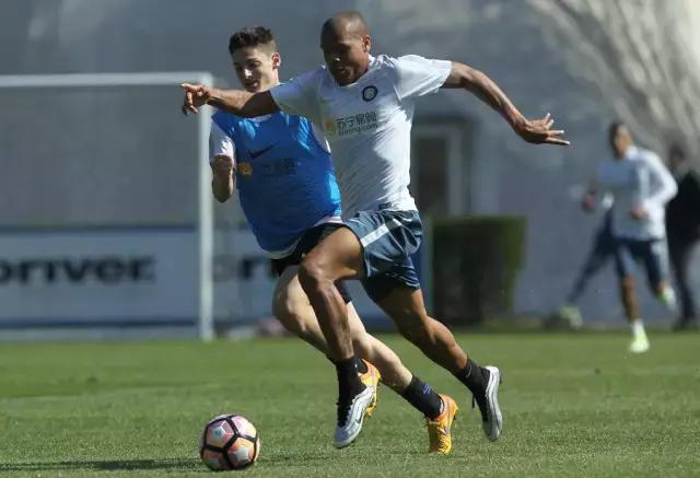 他们穿什么用英文怎么说,他们穿着什么用英文怎么说