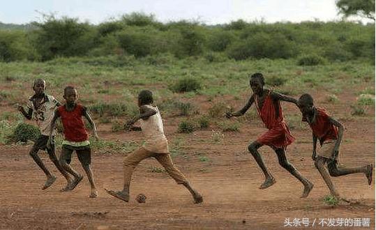 一组非洲儿童的玩具照片，看完感到很心酸！