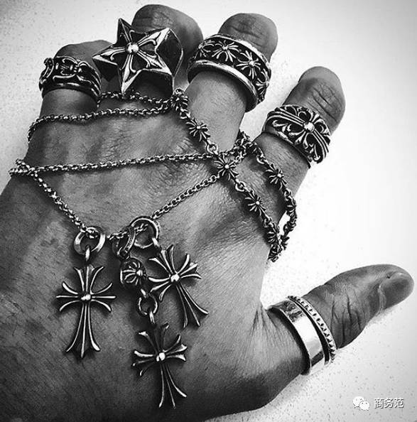 他家的银饰比金贵，却总有人想要挂几斤