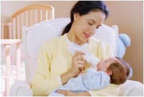 奶粉喂养的宝宝什么时候喝水,宝宝不肯喝水可以加点奶粉进去吗