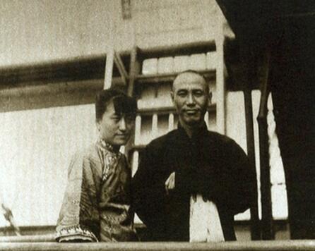 蒋介石苦追宋美龄,怎样与这三个女人一步步撇清关系?