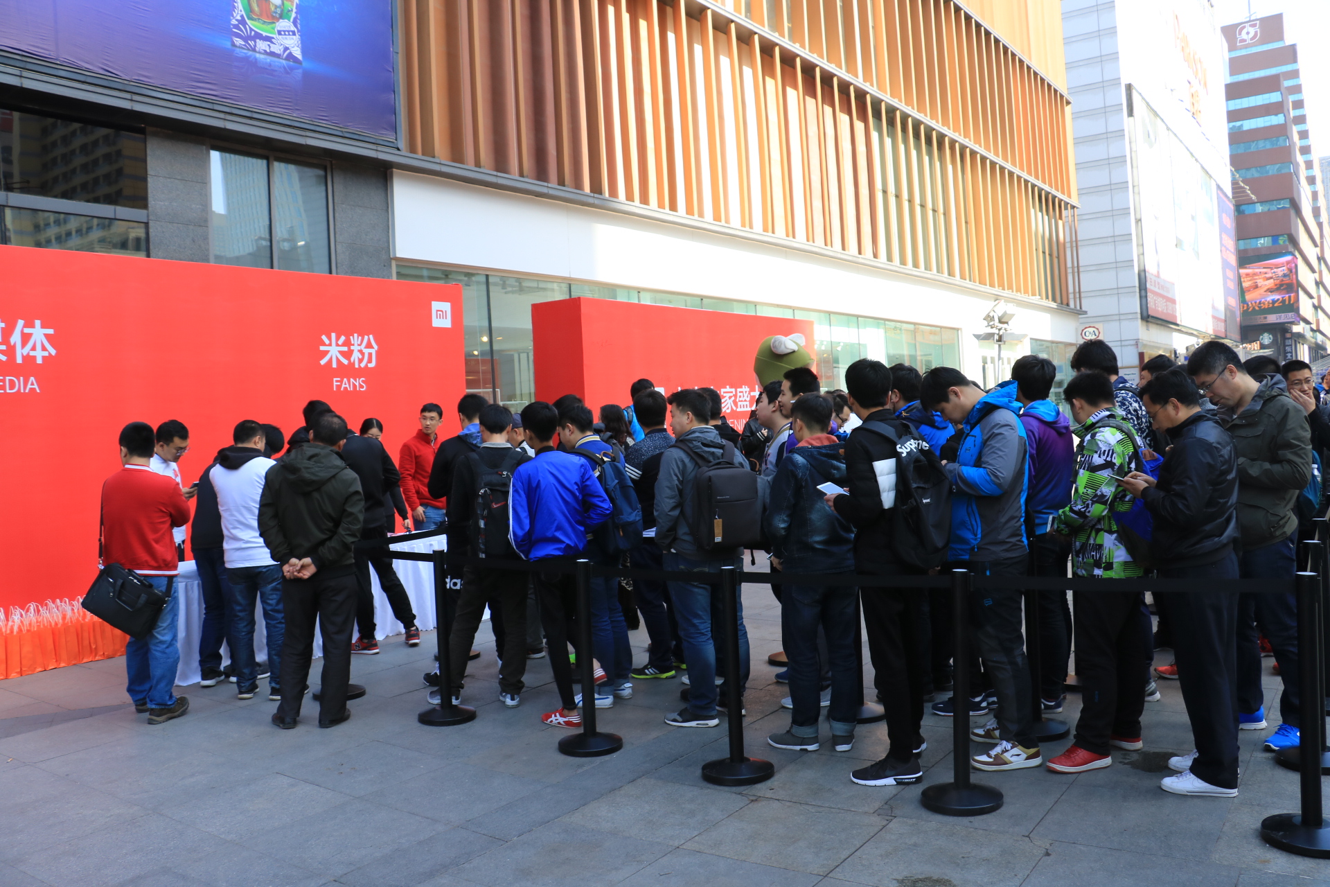 沈阳第二家小米之家开业:店内人多,收银台都挤满了人!