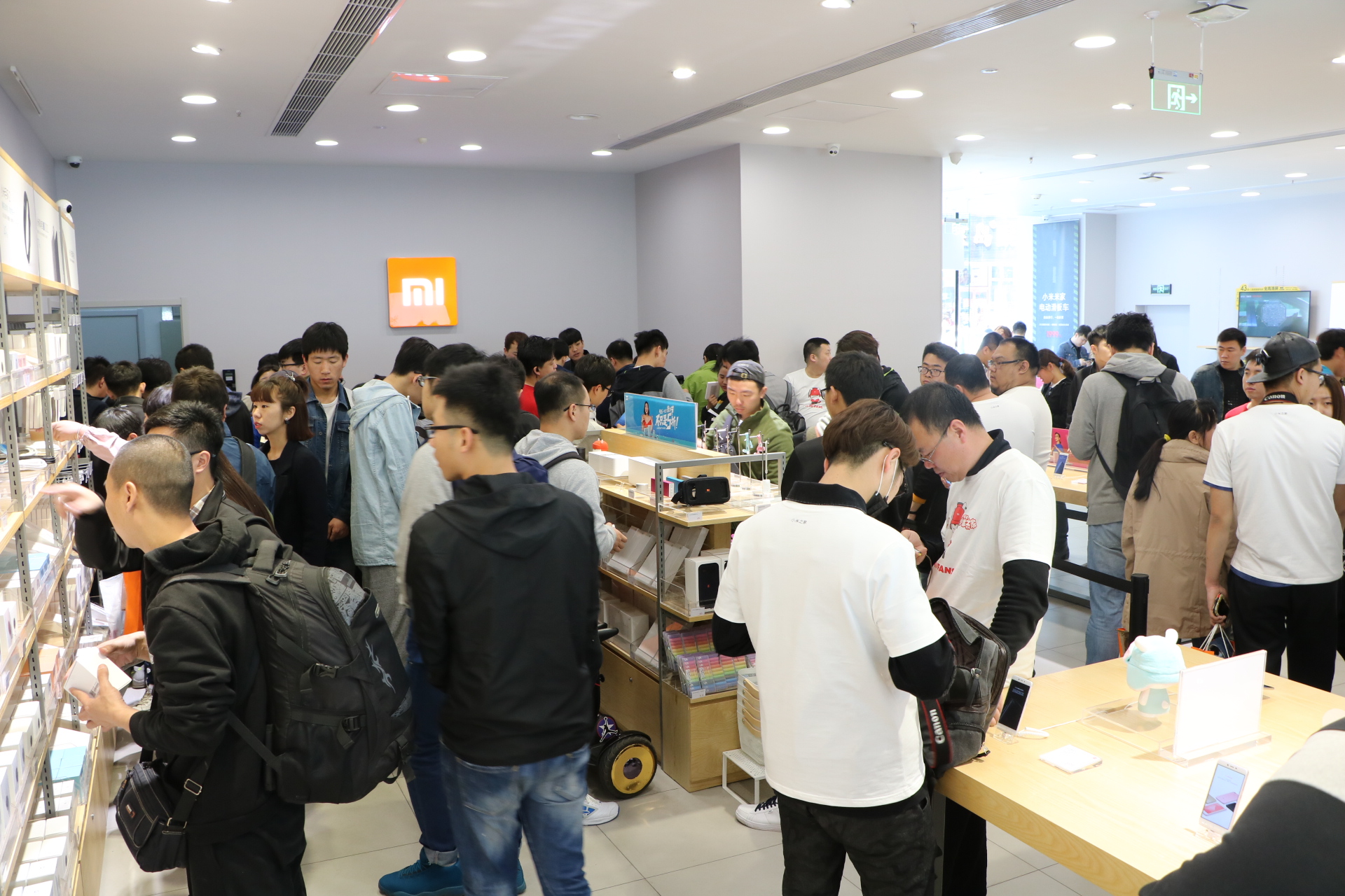 沈阳第二家小米之家开业:店内人多,收银台都挤满了人!