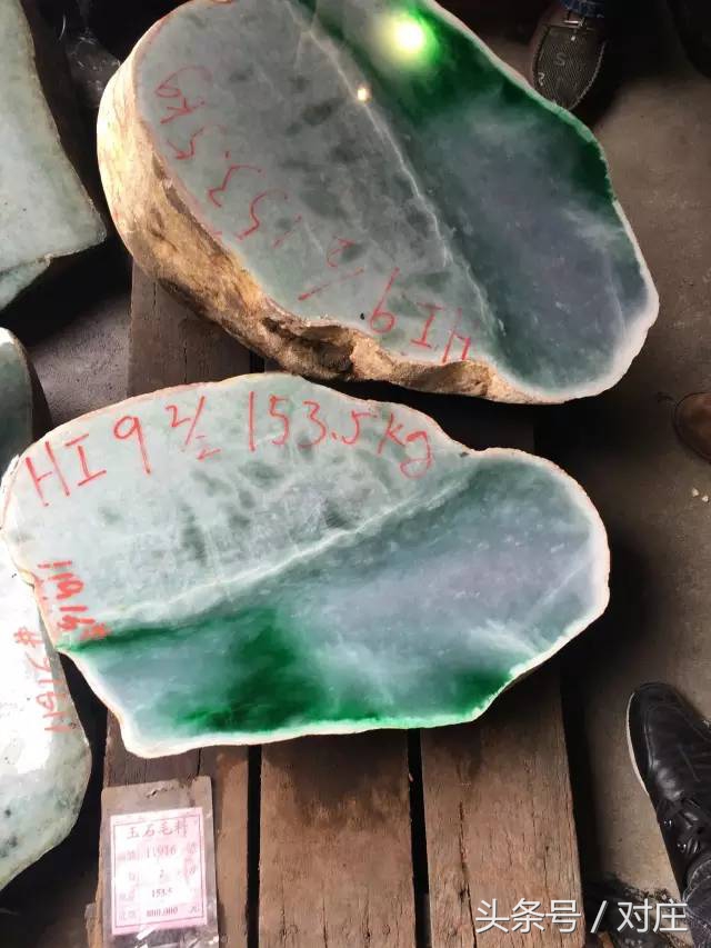 翡翠原石切割大涨开出帝王绿,翡翠原石切出来大涨的视频