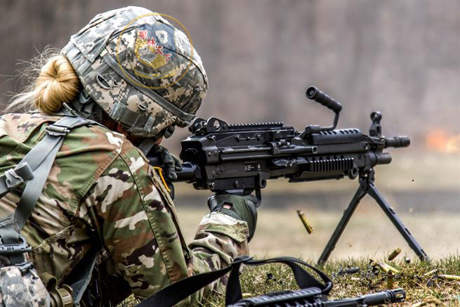 美国女民兵长相甜美大搞救护，伤兵模具断臂过于逼真