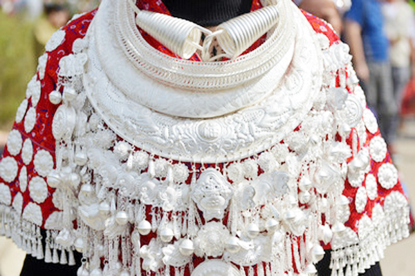 谁说贵州“人无三分银”,一套苗族盛装全是银,何止三分?