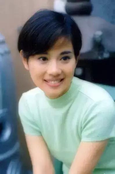 被母亲虐打逼做歌星，但却被骗光财产，如今时隔11年重回荧幕