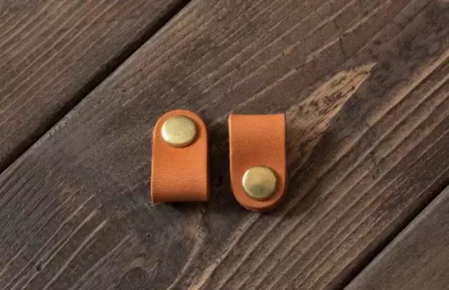 耳机线收束带,耳机线拔出来一点才可以正常使用