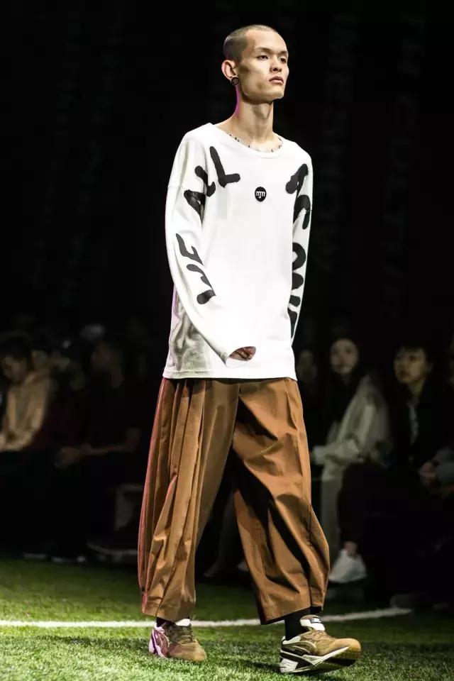 这双球鞋帅得有点过分，难怪去时装周的人都在穿