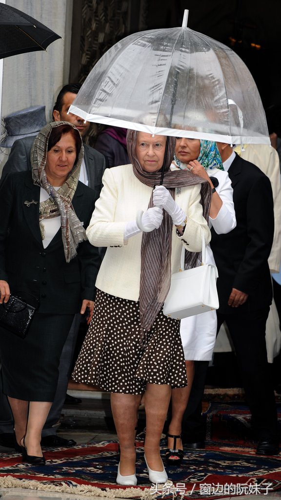 英国女王不同场合穿搭,英国王室女王穿搭