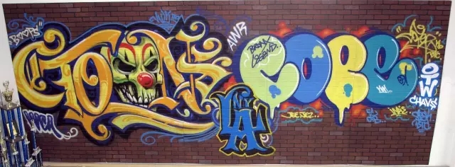 他是众多嘻哈巨星的*用御**纹身师,街头的孩子们都想花大钱请他纹身