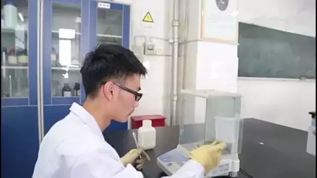 千万别和不认识的人谈恋爱,千万别和同班的人谈恋爱