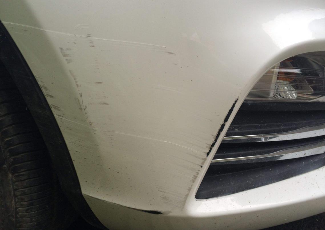 爱车被自己刮花难受怎么调整,新手开车石头刮花底盘要紧吗