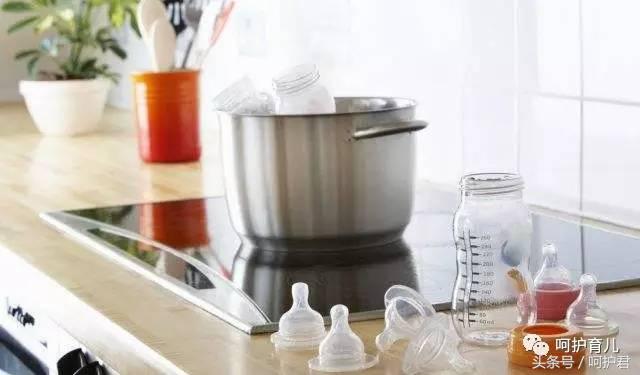 宝宝嘴里经常出现白色东西，喂奶哭闹，这是怎么了？