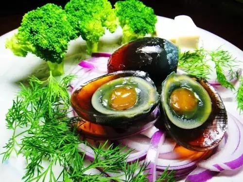 皮蛋到底是营养美食还是恶心食物,皮蛋怎样吃好吃又有营养