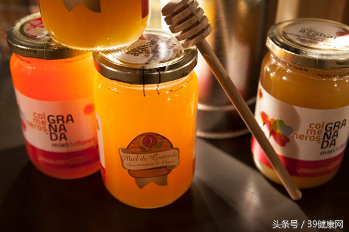 怎么分辨真假蜂蜜教你4招,三分钟教你如何辨别真假蜂蜜