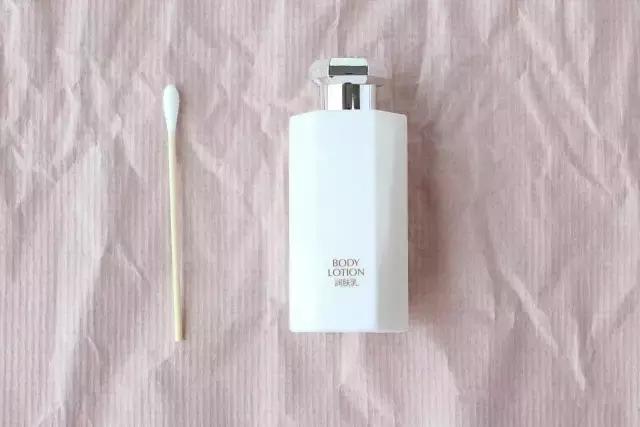 小白鞋清洁去污净怎样使用,小白鞋变黄了变脏了怎么刷白妙招