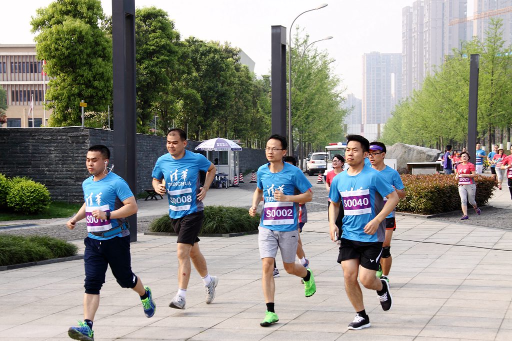 环球同跑迎校庆，清华校友锦城湖畔展英姿（原创）