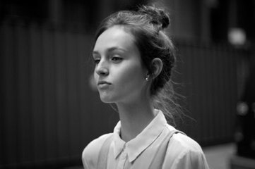 什么样的衣服搭什么样的发型,发型与衣服搭配的端庄气质