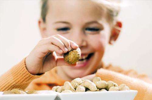 婴儿吃面包时被噎住众人合力施救,小朋友吃面包被噎