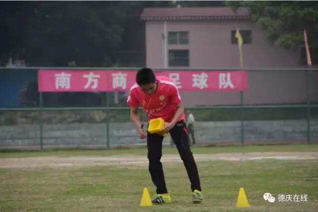 小孩学踢足球视频,小朋友学踢足球视频