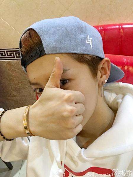 鹿晗钢铁直男的样子,别再说鹿晗是帅哥了