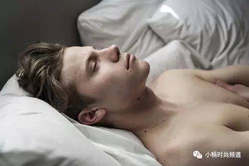 男士后背长痘痘的原因和解决方法,男性背部长满粉刺痘痘怎么解决