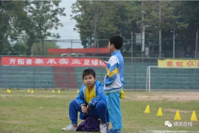 小孩学踢足球视频,小朋友学踢足球视频