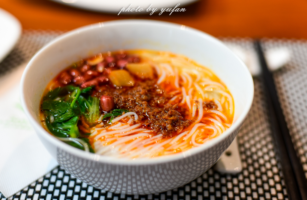 云端上的世外桃源，看看浇灌牛奶和土鸡蛋的有机乌龙茶长成啥样