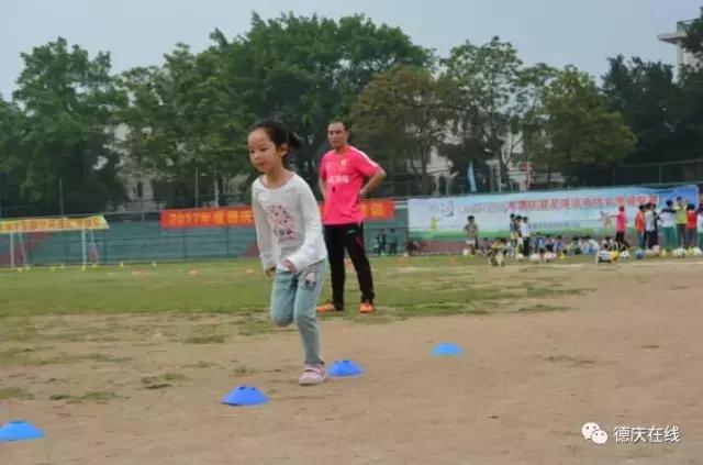 小孩学踢足球视频,小朋友学踢足球视频