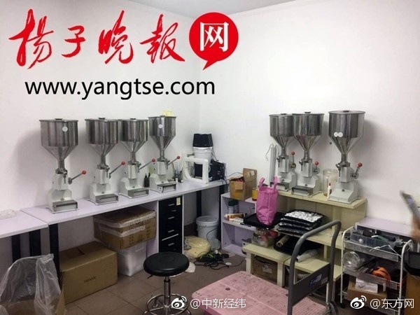 男子骑电瓶车失控撞上路边小哥,男子骑电动车撞上路边停放车受伤