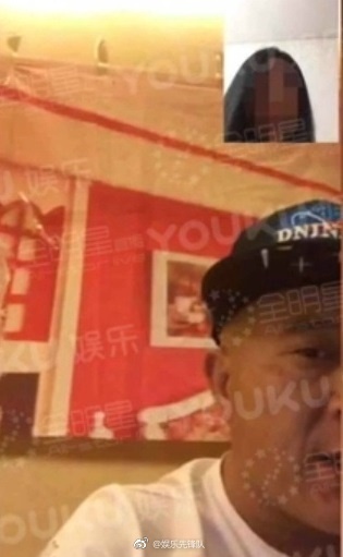 男子骑电瓶车失控撞上路边小哥,男子骑电动车撞上路边停放车受伤