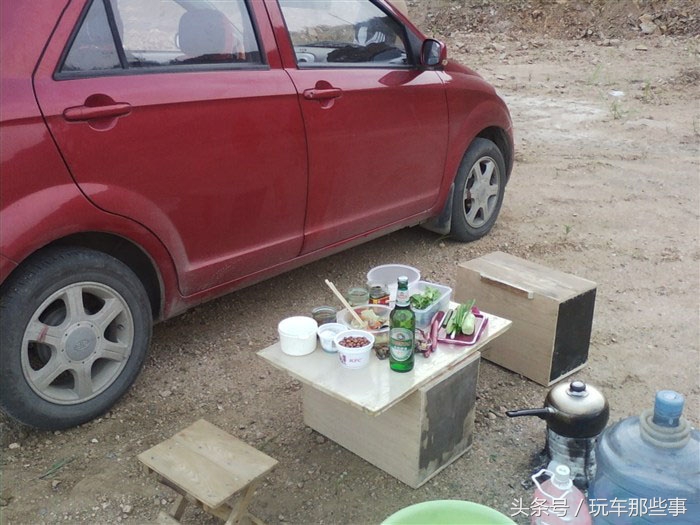 50后老夫妻自改房车,60岁夫妻自改床车自驾游