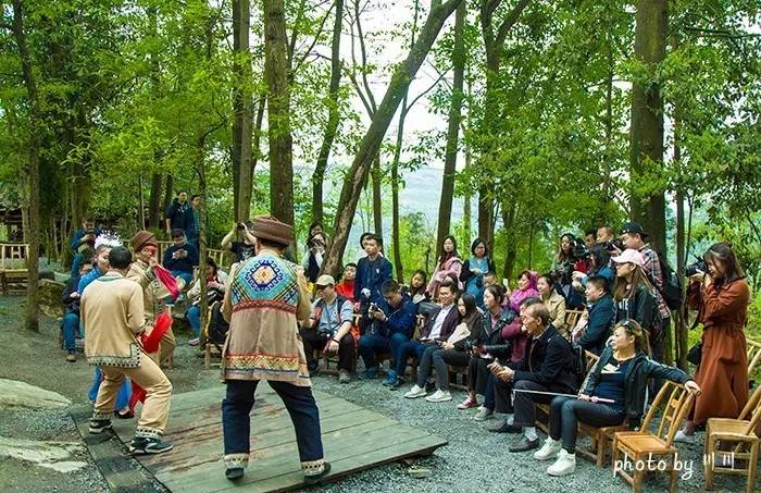 世界上最大的坑是什么,世界上最深的坑是什么坑